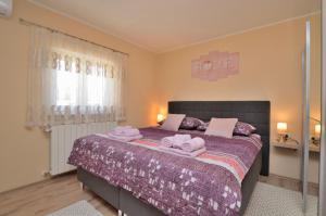 Ένα ή περισσότερα κρεβάτια σε δωμάτιο στο Villa Daris +56 φωτογραφίες