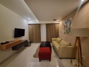 TV a/nebo společenská místnost v ubytování Crystalkuta Hotel - Bali