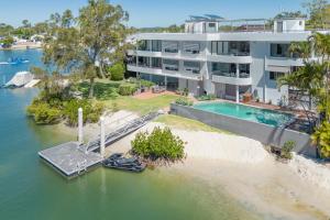 una vista aérea de una casa sobre el agua en Peaceful riverside living, Noosa Heads, en Noosa Heads