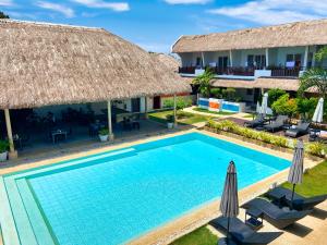 una imagen de una piscina en un complejo con sombrillas en Amihan Resort, en Panglao