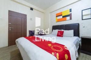 ein Schlafzimmer mit einem Bett mit einer roten Decke darauf in der Unterkunft Apartemen Kemang View - Room 88 Tower Acasia in Jakarta + 11 Fotos