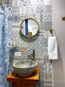 uma casa de banho com um lavatório e um espelho em Casa Liz Hotel Boutique em Santa Marta