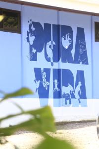 Sueño Río Celeste Boutique B&B في بيجاغوا: علامة زرقاء مع الحيوانات على جانب المبنى