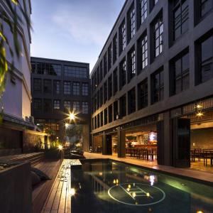 BED STATION Hostel Khaosan内部或周边的泳池