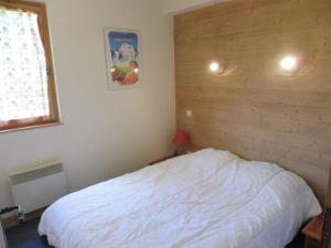a bedroom with a white bed and a window at Appartement Crest-Voland, 3 pièces, 4 personnes - FR-1-595-76 in Crest-Voland