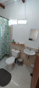 a bathroom with a toilet and a sink at Guest House Villa Hortensia in Santa Marta