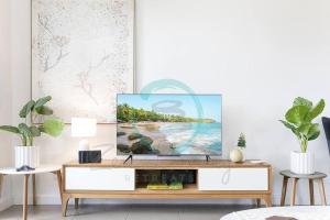 TV a/nebo společenská místnost v ubytování ZEN NOMAD 2-BR Nightcliff Apt Near Markets & Shops