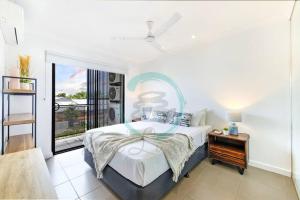 Postel nebo postele na pokoji v ubytování ZEN NOMAD 2-BR Nightcliff Apt Near Markets & Shops