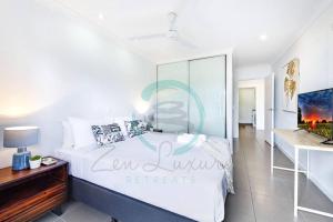 Postel nebo postele na pokoji v ubytování ZEN NOMAD 2-BR Nightcliff Apt Near Markets & Shops