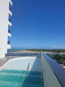una piscina al lado de un edificio en Barra Home Stay - Beira mar - 2 QUARTOS, en Recife