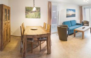 un soggiorno con tavolo e divano blu di Beautiful Apartment In Rechlin With Sauna a Rechlin