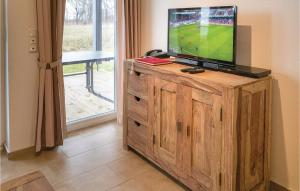 レヒリンにあるBeautiful Apartment In Rechlin With 2 Bedrooms, Sauna And Wifiの木製ドレッサーの上にテレビが映る