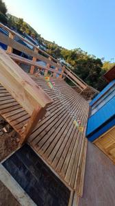 una terrazza in legno sulla cima di un edificio di Cabaña Playa Rosada a Valdivia