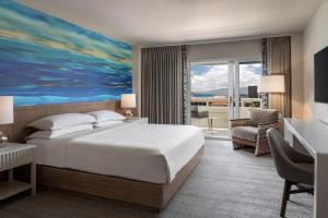 Postel nebo postele na pokoji v ubytování Sheraton Waikiki Beach Resort