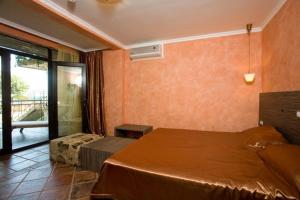 Un pat sau paturi într-o cameră la Rusalka Holiday Village