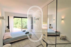 A bed or beds in a room at Villa l'Arbanaise vue mer piscine presqu'Ile Giens BY HC Még 31 kép