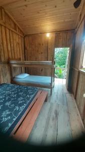 Llit o llits en una habitació de Cabana Toca da Serra PETAR