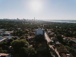 una vista aérea de una ciudad con un perfil urbano en Miradores del Chaco, en Asunción