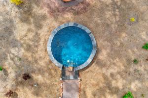 an overhead view of a blue swimming pool at Litchfield Tropical Stay in Batchelor