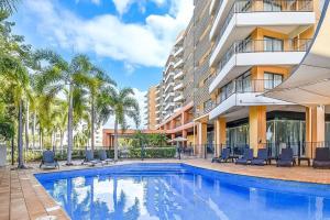 Πισίνα στο ή κοντά στο ZEN88 Esplanade: 3-BR Luxury Suite Near Waterfront