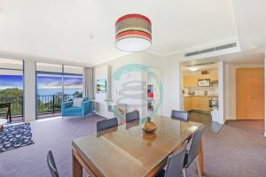 Η κουζίνα ή μικρή κουζίνα στο ZEN88 Esplanade: 3-BR Luxury Suite Near Waterfront