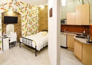 Una pequeña cocina con una cama en una habitación en Apartments near Opera House, en Leópolis