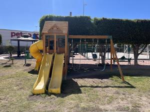 um parque infantil com escorrega num parque em La Casa Bonita de Pueblo Nuevo em El Pueblito