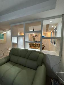 Una sala de estar con un sofá y una ventana. en Hostel Sorocabana Beach, en Itanhaém