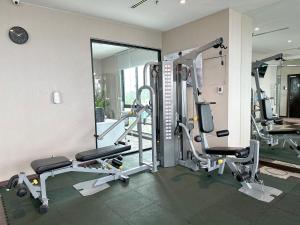 Fitness centrum a/nebo fitness zařízení v ubytování Iconic Hotel