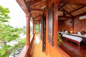 Pokój z łóżkiem i balkonem w obiekcie Tam Coc Sunshine Resort w mieście Ninh Binh