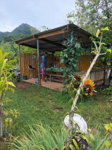 Eine Frau stand unter einem Pavillon im Garten in der Unterkunft ROYAL Tapo-Tapo in Patio