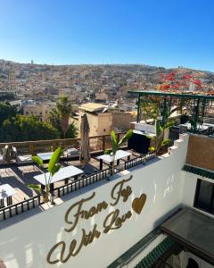 vista de uma cidade a partir do telhado de um edifício em Palais De Fès Suites & Spa em Fez