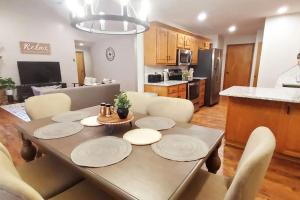 斯普林菲爾德的住宿－Freshly Remodeled Quaint Home，厨房以及带桌椅的用餐室。