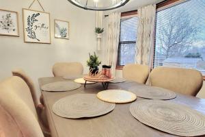 斯普林菲爾德的住宿－Freshly Remodeled Quaint Home，一间带桌椅的用餐室和一间餐厅
