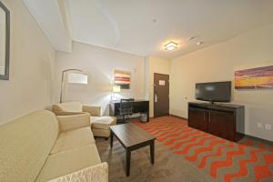 Una sala de estar con un sofá y un televisor. en Holiday Inn Houston West - Westway Park by IHG, en Houston
