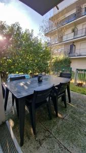 un tavolo nero con due sedie che ci siedono intorno di Studio jardin et terrasse a Corbeil-Essonnes