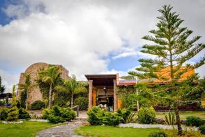a building with a tree in front of it at Hacienda Los Girasoles Siglo XVIII in Huichapan