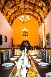 HuichapanにあるHacienda Los Girasoles Siglo XVIIIの長いダイニングルーム(長いテーブル付)