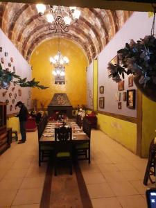HuichapanにあるHacienda Los Girasoles Siglo XVIIIのダイニングルーム(テーブル、シャンデリア付)