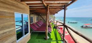 einen Balkon eines Hauses mit Meerblick in der Unterkunft Ecohotelhector in Playa Blanca