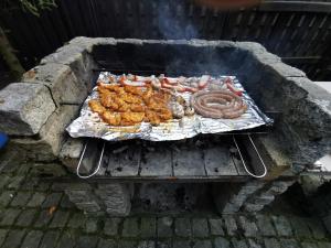 Stara Kiszewa的住宿－Dom leśny w Konarzynach，烤架上烹饪的一大堆食物