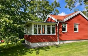 une maison rouge avec un toit rouge et une cour dans l'établissement Amazing Home In Tvker With Kitchen, à Tvååker