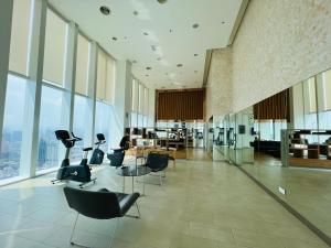 um átrio de escritório com cadeiras, mesas e janelas em The Platinum KLCC By Sky Pool em Kuala Lumpur