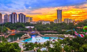 Bazén v ubytování Lagoon Villa at Sunway Lagoon Theme Park nebo v jeho okolí