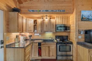 Η κουζίνα ή μικρή κουζίνα στο Painted Pony Cabin by NW Comfy Cabins +22 φωτογραφίες