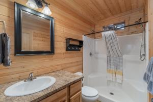 Ένα μπάνιο στο Painted Pony Cabin by NW Comfy Cabins