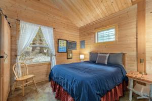 Ένα ή περισσότερα κρεβάτια σε δωμάτιο στο Painted Pony Cabin by NW Comfy Cabins