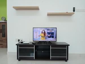 En tv och/eller ett underhållningssystem på MY KIJANG HOMESTAY - Banglo, Alor Setar Kedah DarulAman