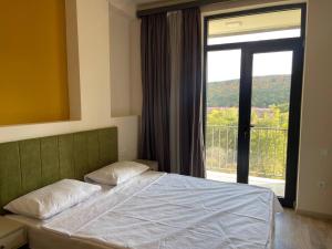 Postel nebo postele na pokoji v ubytování Kechi Forest Aparthotel Tsaghkadzor + 36 fotografií
