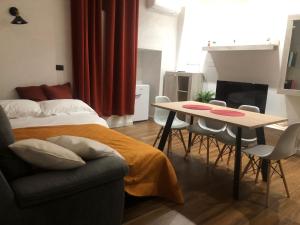 トラーニにあるSuites Elifaniのベッドルーム1室(ベッド1台、テーブル、椅子付)